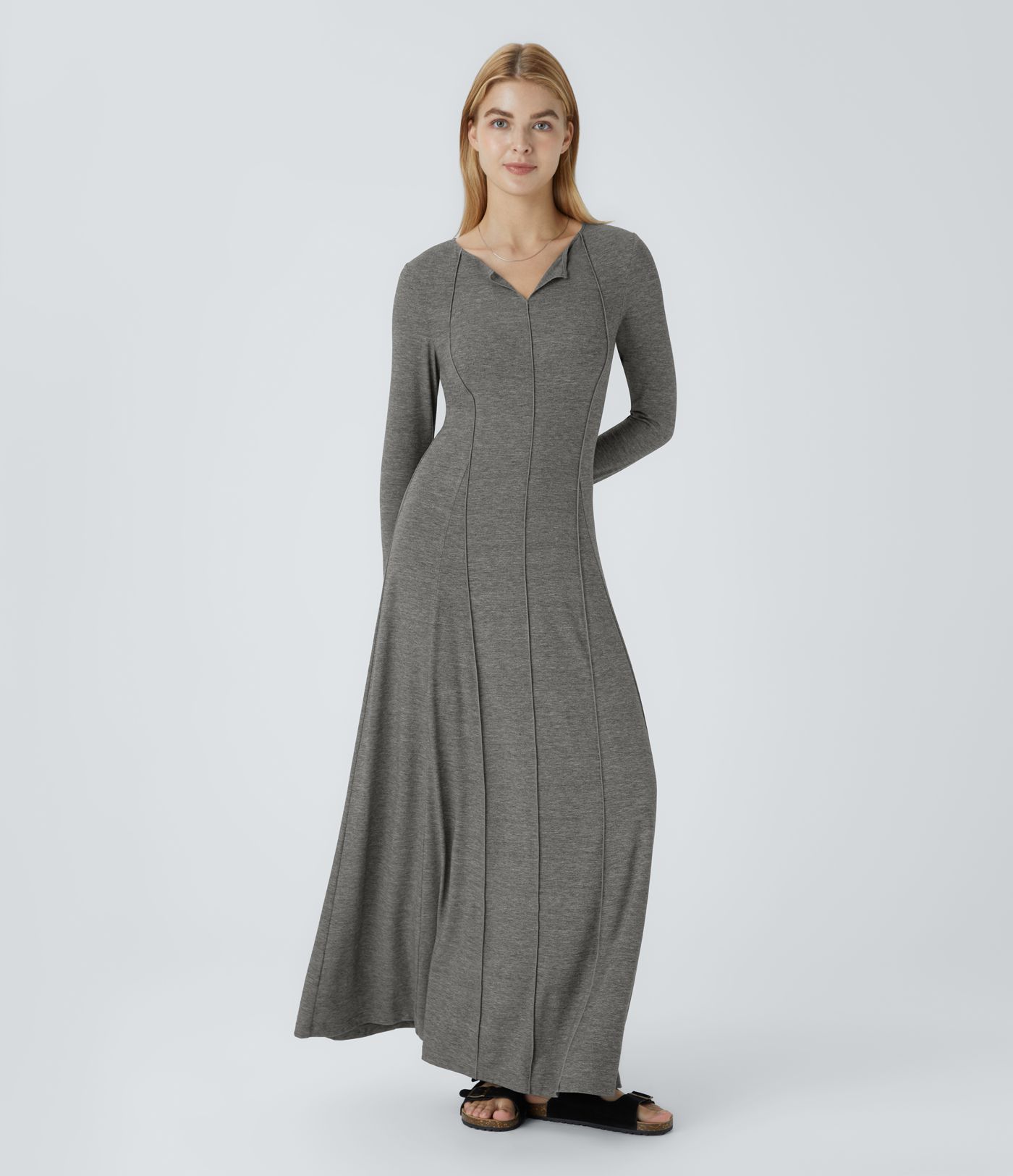 Lässiges Maxikleid mit langen Ärmeln und ausgestelltem Bein