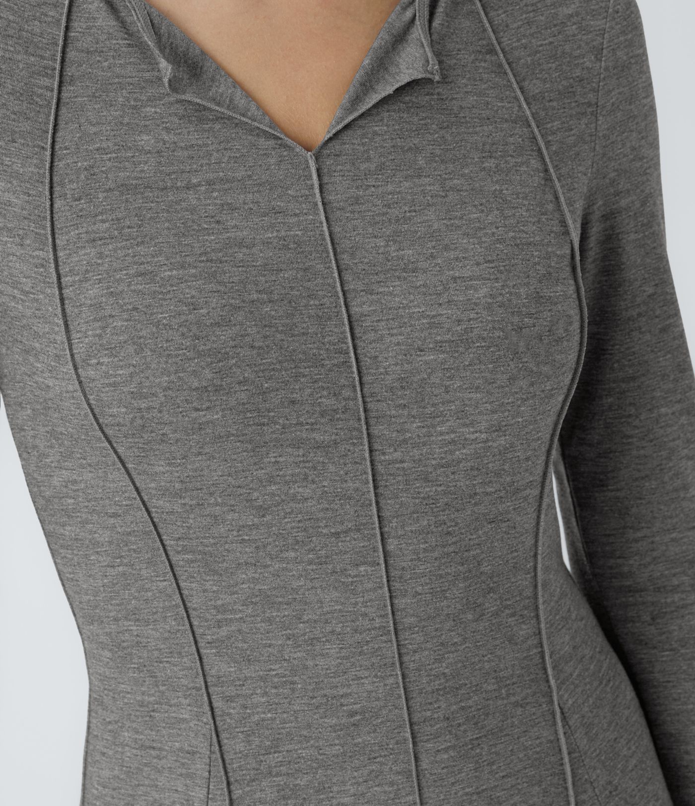 Lässiges Maxikleid mit langen Ärmeln und ausgestelltem Bein