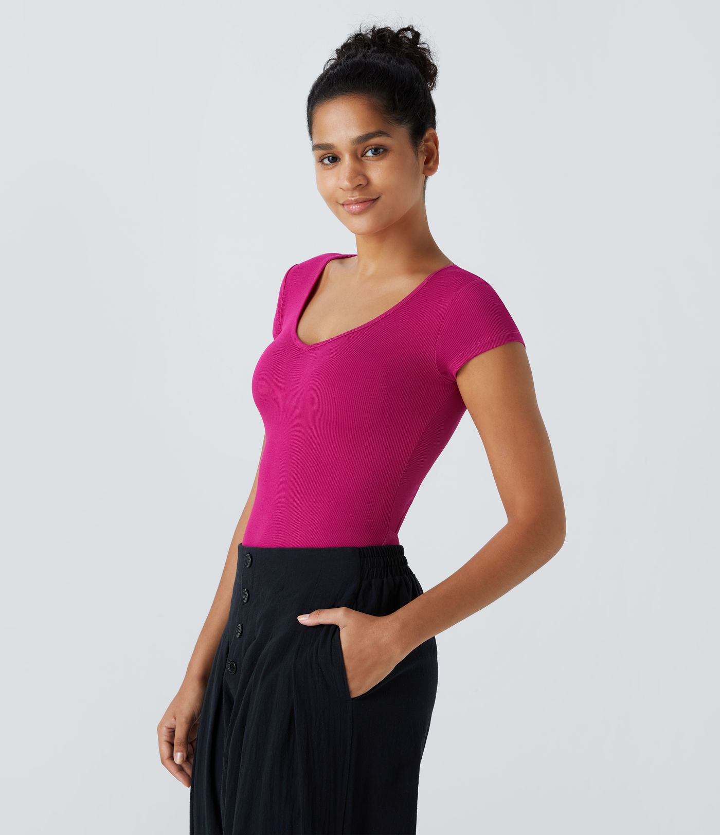 Gerippter, kurzärmliger, lässiger Body mit V-Ausschnitt, Cut-Out und verdrehtem Rücken