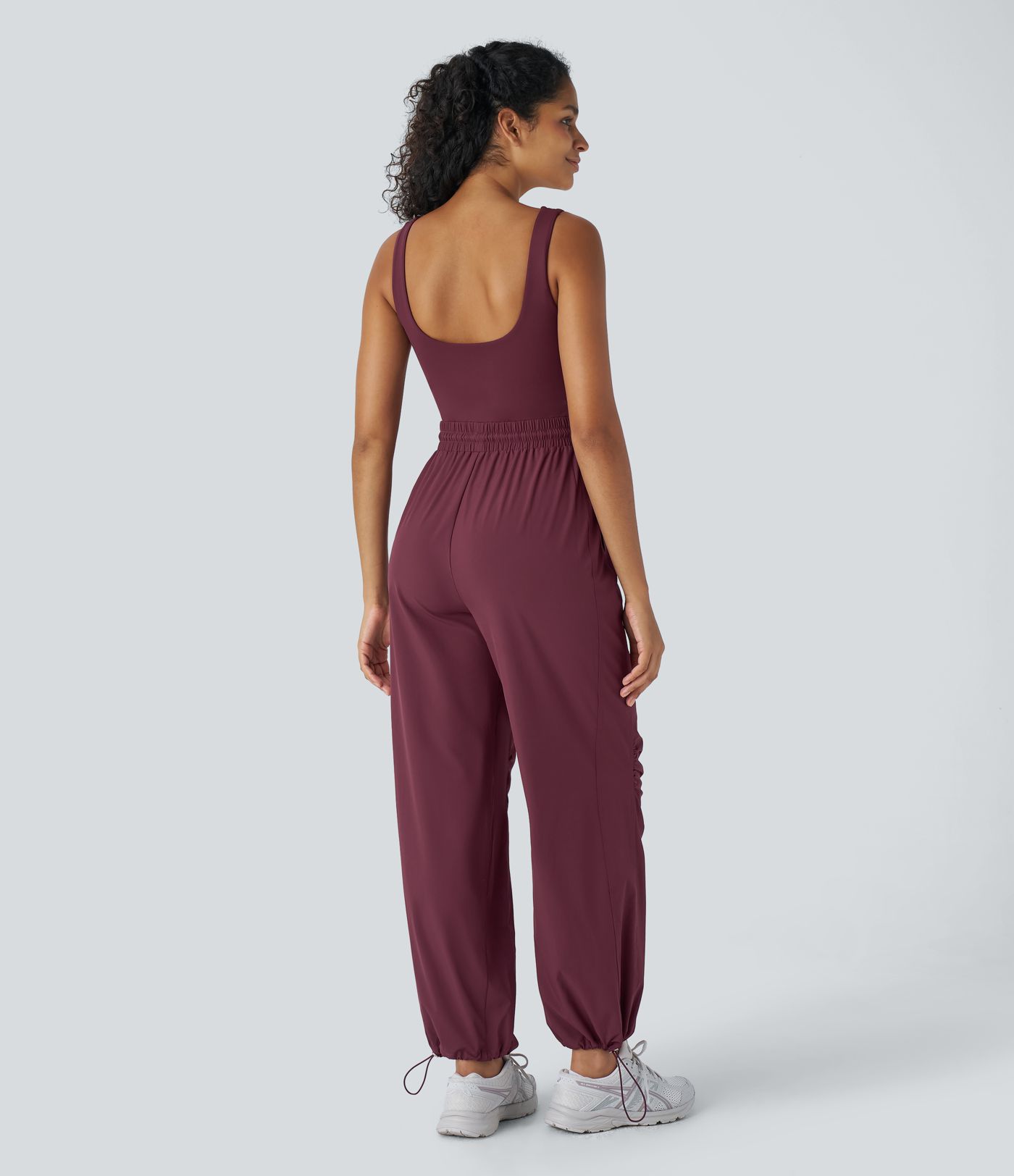Breezeful™ Jogger-Jumpsuit mit verstellbarem Kordelzug, Seitentaschen und quadratischem Ausschnitt - schnelltrocknend