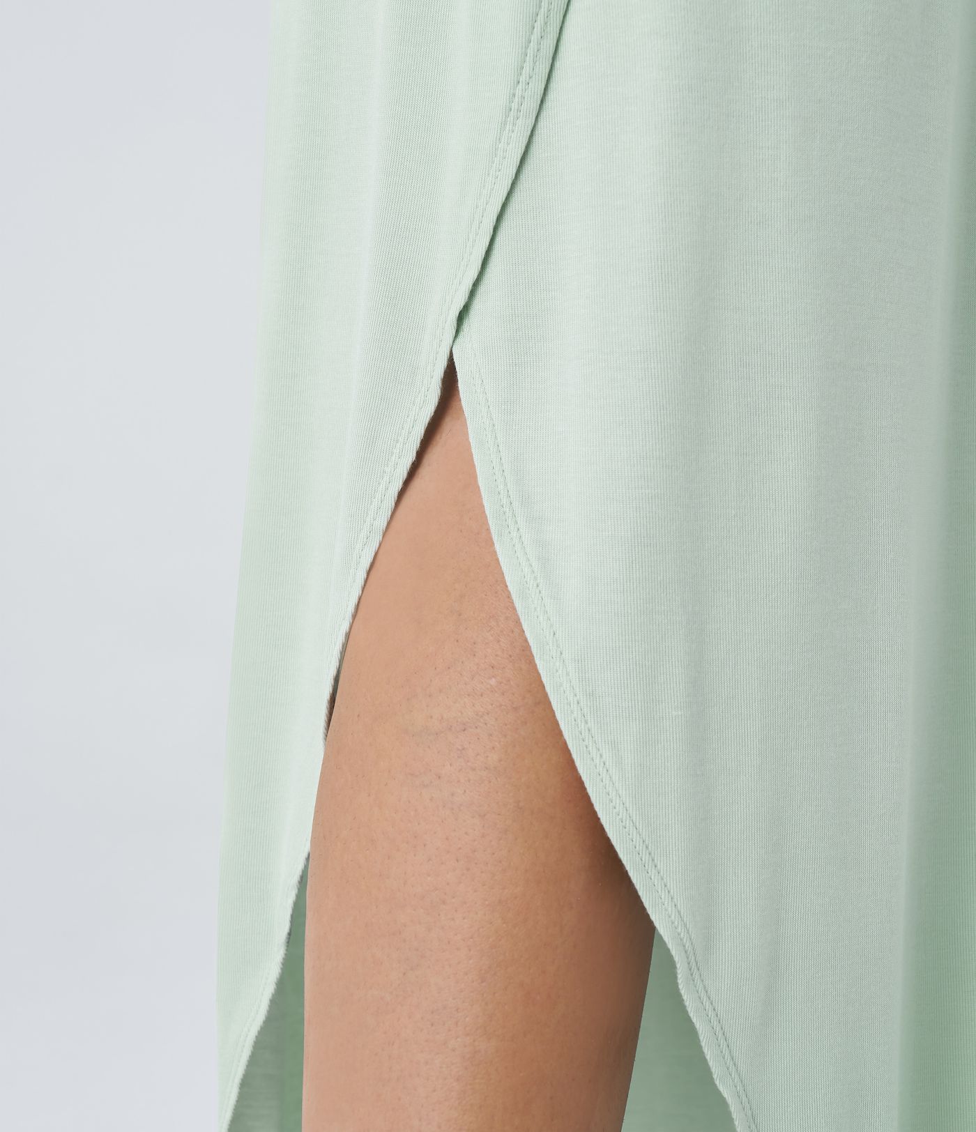 Fließender Urlaubs-Jumpsuit mit geripptem Schlauch-Oberteil, gerüschtem Schlitz und weitem Bein