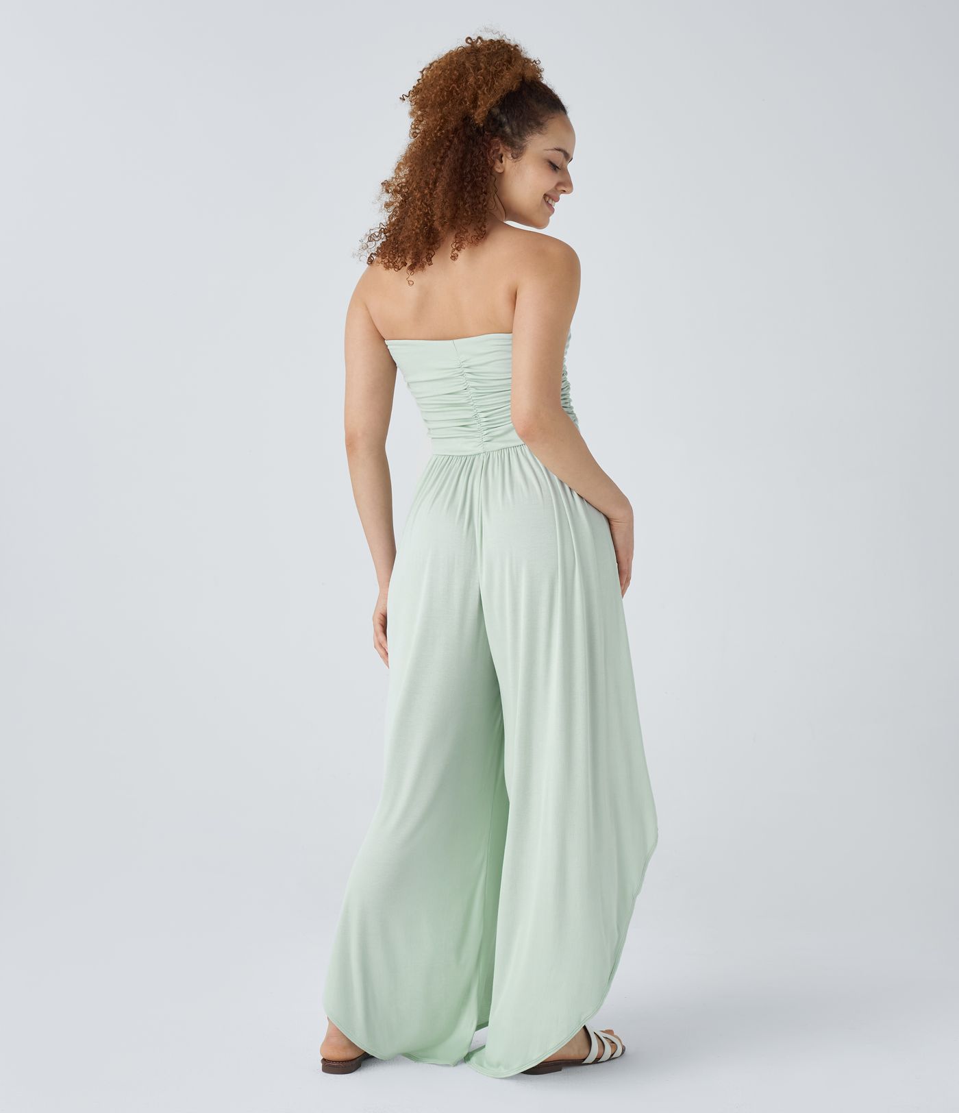 Fließender Urlaubs-Jumpsuit mit geripptem Schlauch-Oberteil, gerüschtem Schlitz und weitem Bein