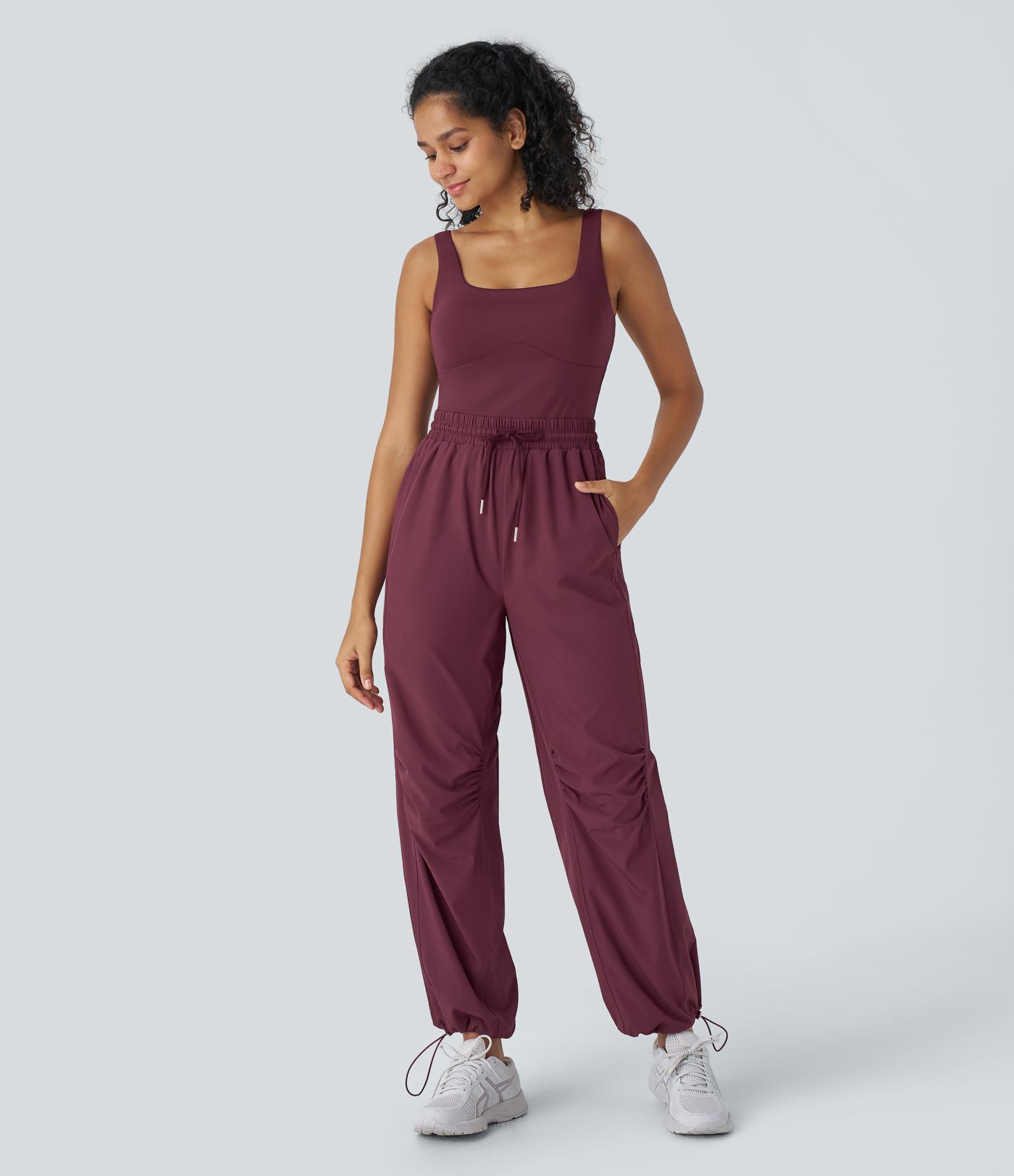 Breezeful™ Jogger-Jumpsuit mit verstellbarem Kordelzug, Seitentaschen und quadratischem Ausschnitt - schnelltrocknend