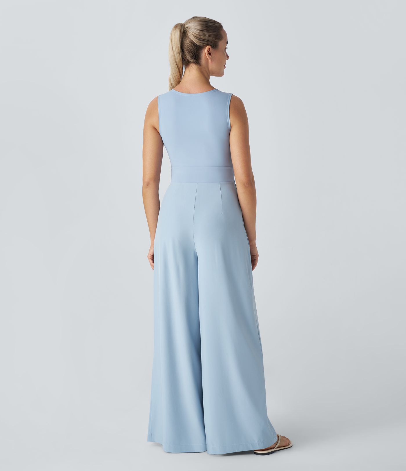 Breezeful™ Ärmelloser, plissierter Freizeit-Jumpsuit mit V-Ausschnitt, unsichtbarem Reißverschluss, Seitentaschen und weitem Bein - schnelltrocknend