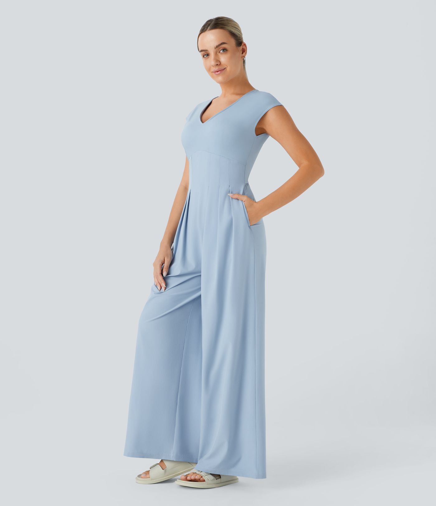 Breezeful™ Plissierter Jumpsuit mit V-Ausschnitt, Reißverschluss, Seitentaschen und weitem Bein - schnelltrocknend