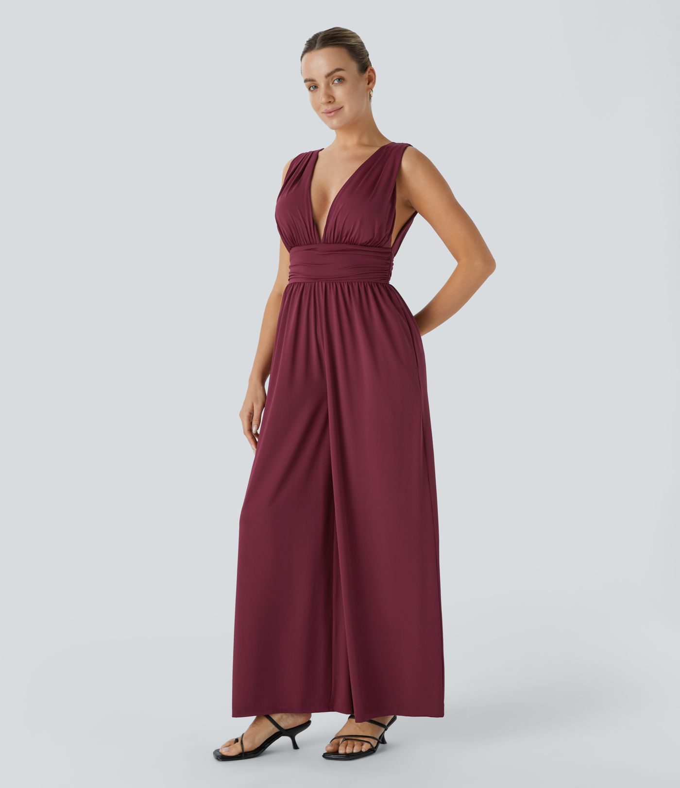 Ärmelloser, plissierter Party-Jumpsuit mit tiefem V-Ausschnitt, Seitentaschen und weitem Bein