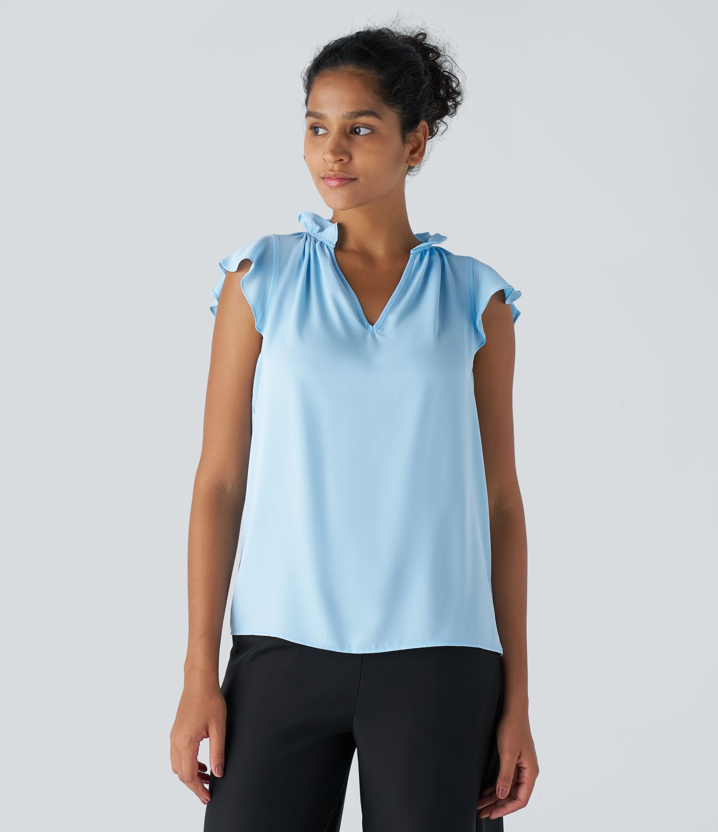 Ärmellose Bluse mit V-Ausschnitt und Rüschen