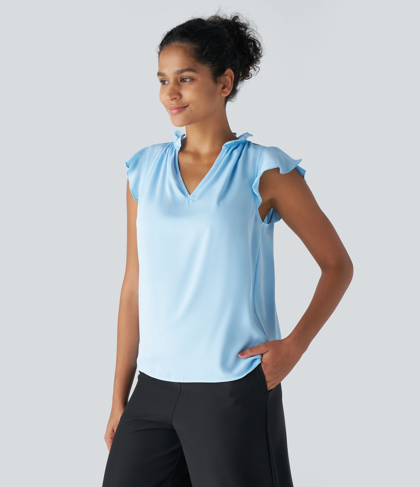 Ärmellose Bluse mit V-Ausschnitt und Rüschen