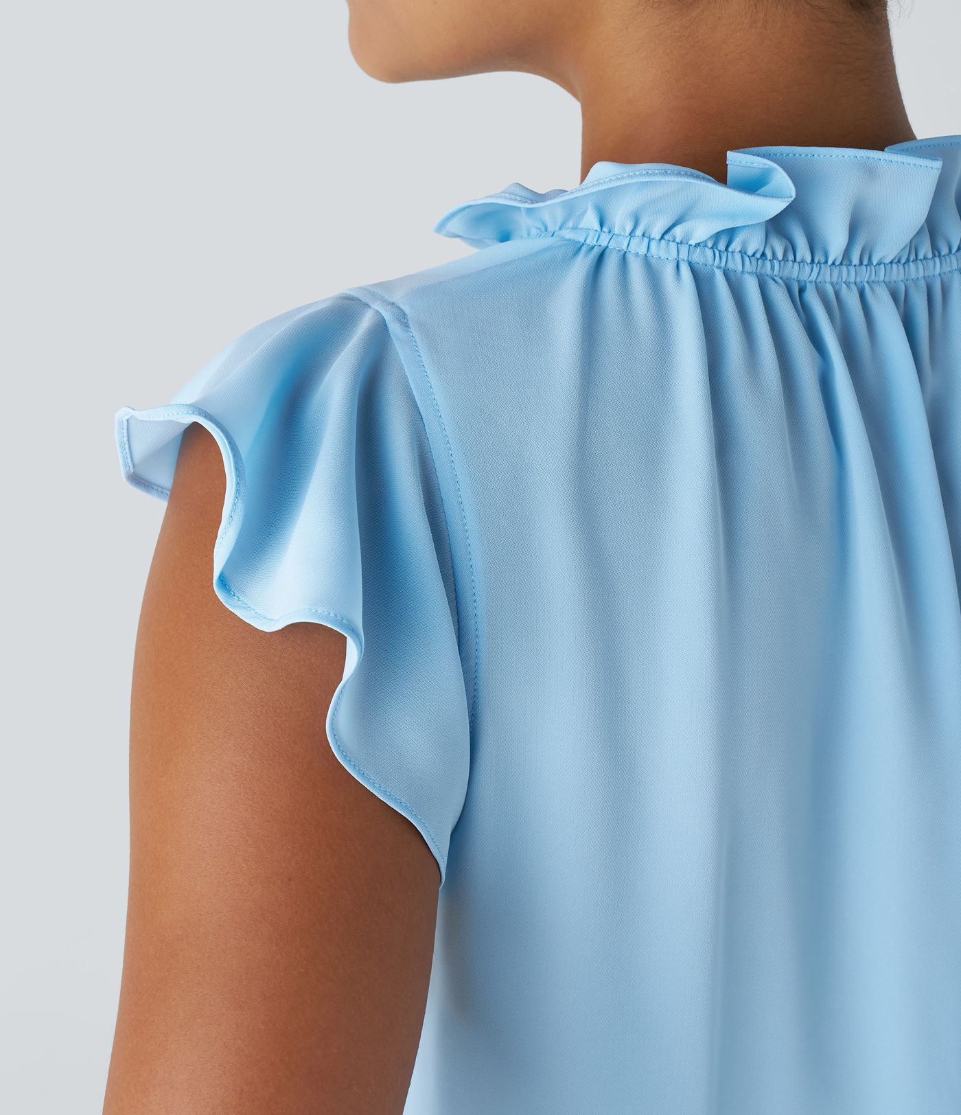 Ärmellose Bluse mit V-Ausschnitt und Rüschen