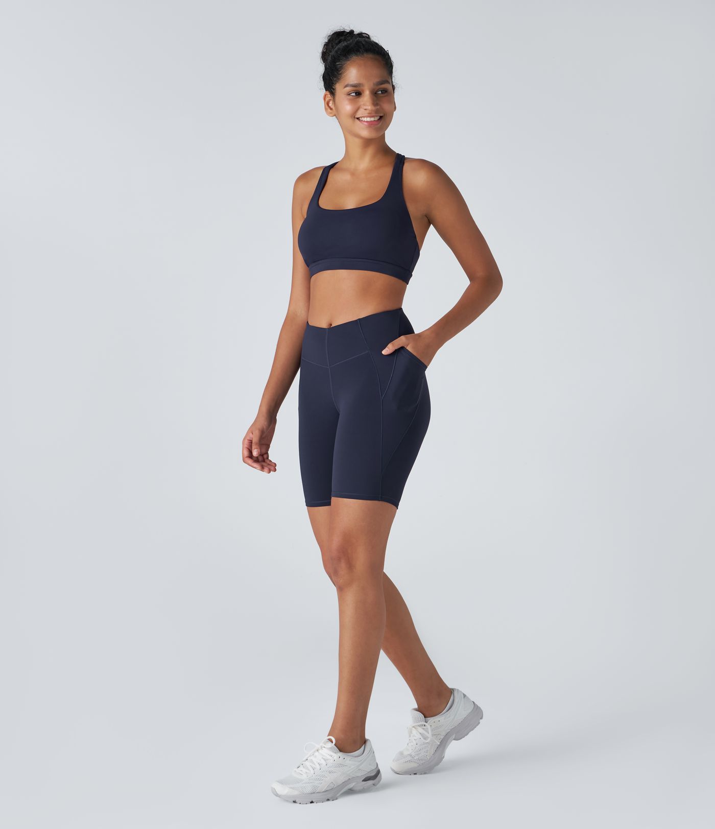 SpeedWave™ V字型ハイウエスト サイドポケット付き 速乾ワークアウト バイカーショーツ  7インチ