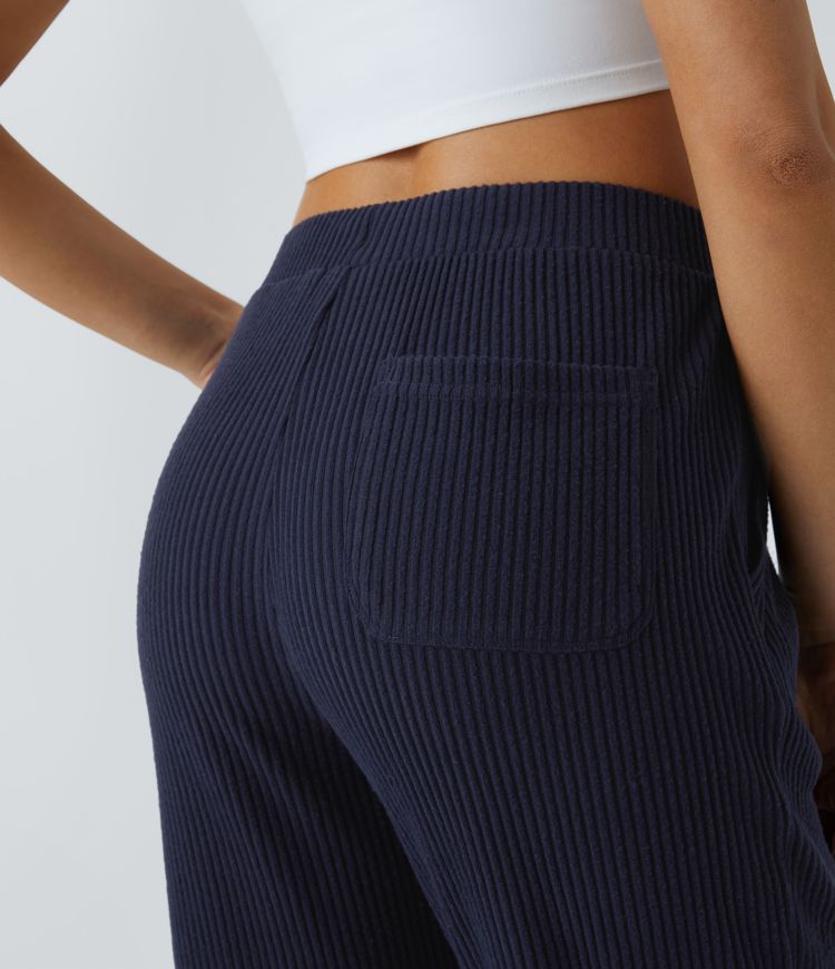 Lässige Jogginghose aus geripptem Strick mit mittelhohem Bund, Kordelzug und mehreren Taschen