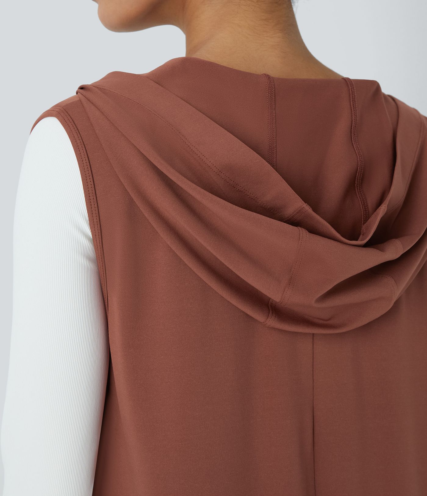 Lässiger, ärmelloser Jumpsuit mit Kapuze, Knopfleiste und Seitentaschen