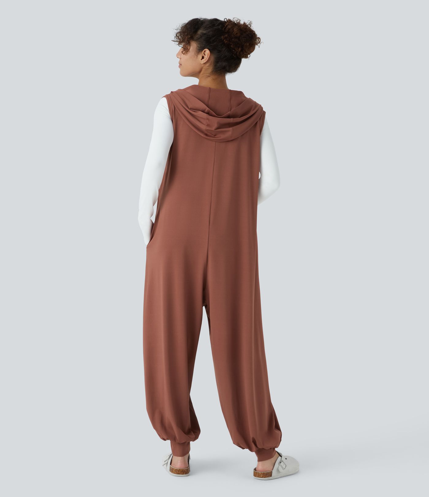 Lässiger, ärmelloser Jumpsuit mit Kapuze, Knopfleiste und Seitentaschen