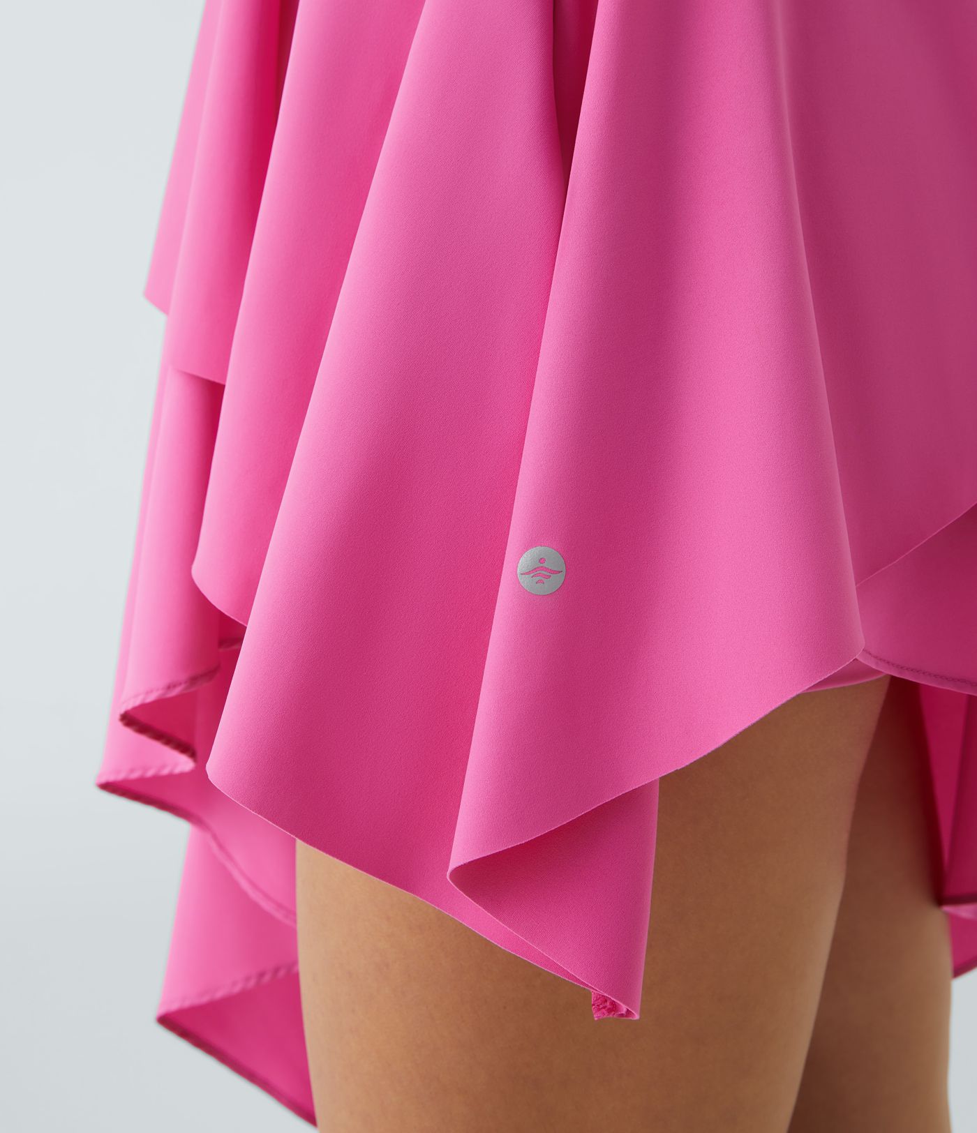 Breezeful™ Fließendes, 2-teiliges Kleid mit überkreuzten Trägern, V-Ausschnitt und gerüschtem, asymmetrischem Stufensaum - schnelltrocknend