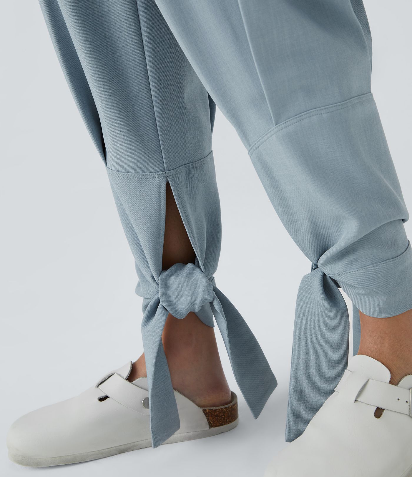 Mid-rise side-pocket pleated-knot casual pants