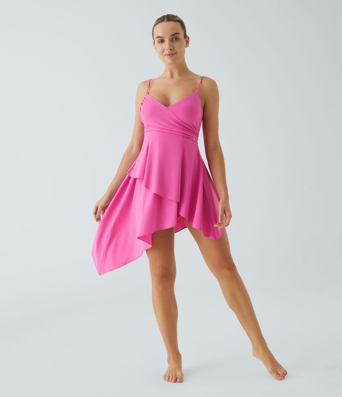 Breezeful™ Fließendes, 2-teiliges Kleid mit überkreuzten Trägern, V-Ausschnitt und gerüschtem, asymmetrischem Stufensaum - schnelltrocknend