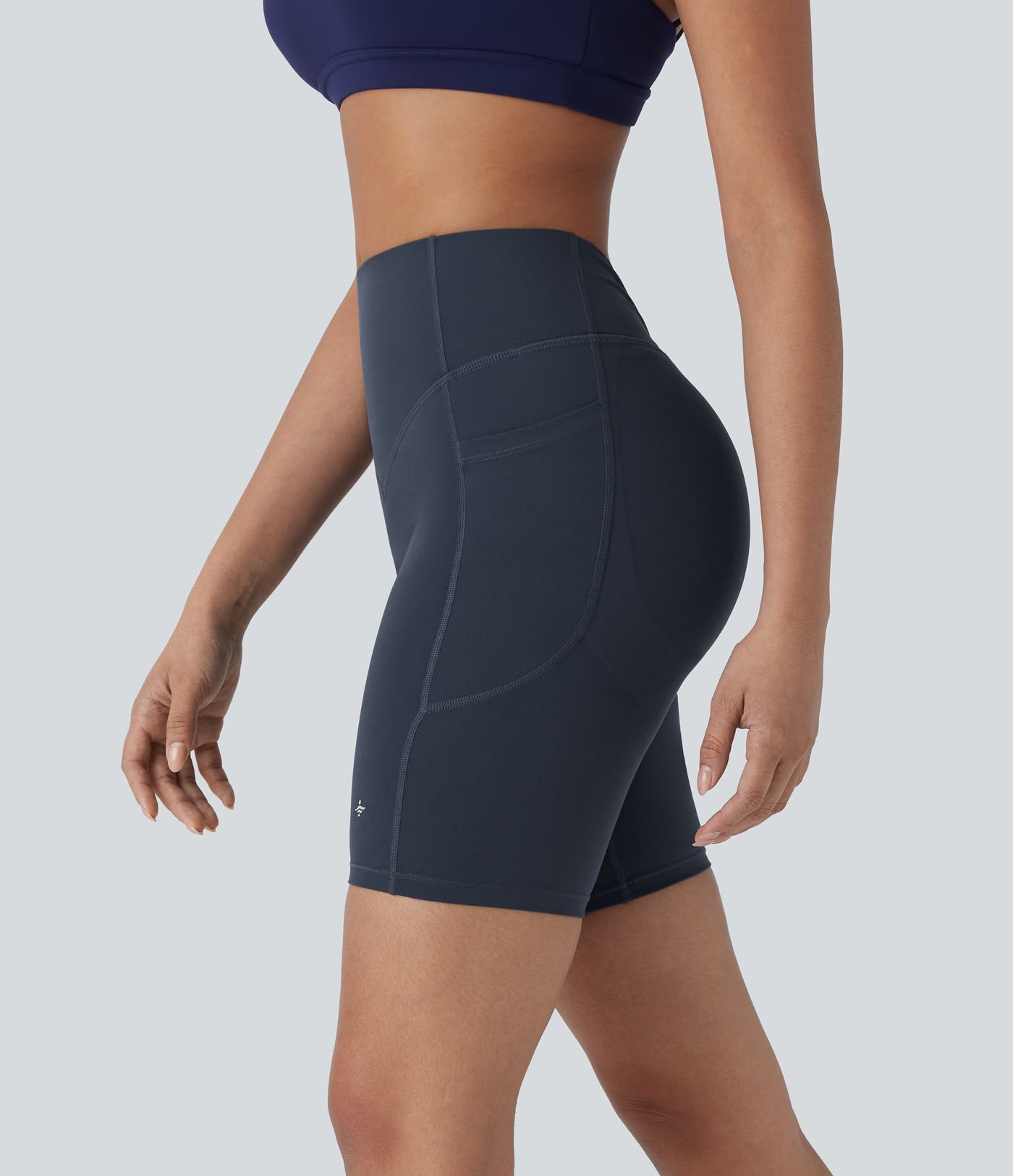 Halara UltraSculpt™ SoCinched Wysoki stan, kontrola uderzeniowa, modelujące pośladki, marszczone szorty do jogi 7'' z kieszeniami