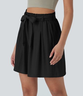 Casual Bermuda shorts with a linen feel, high waist, side pockets and belt