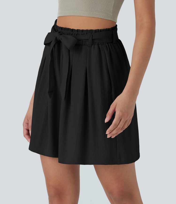Casual Bermuda shorts with a linen feel, high waist, side pockets and belt