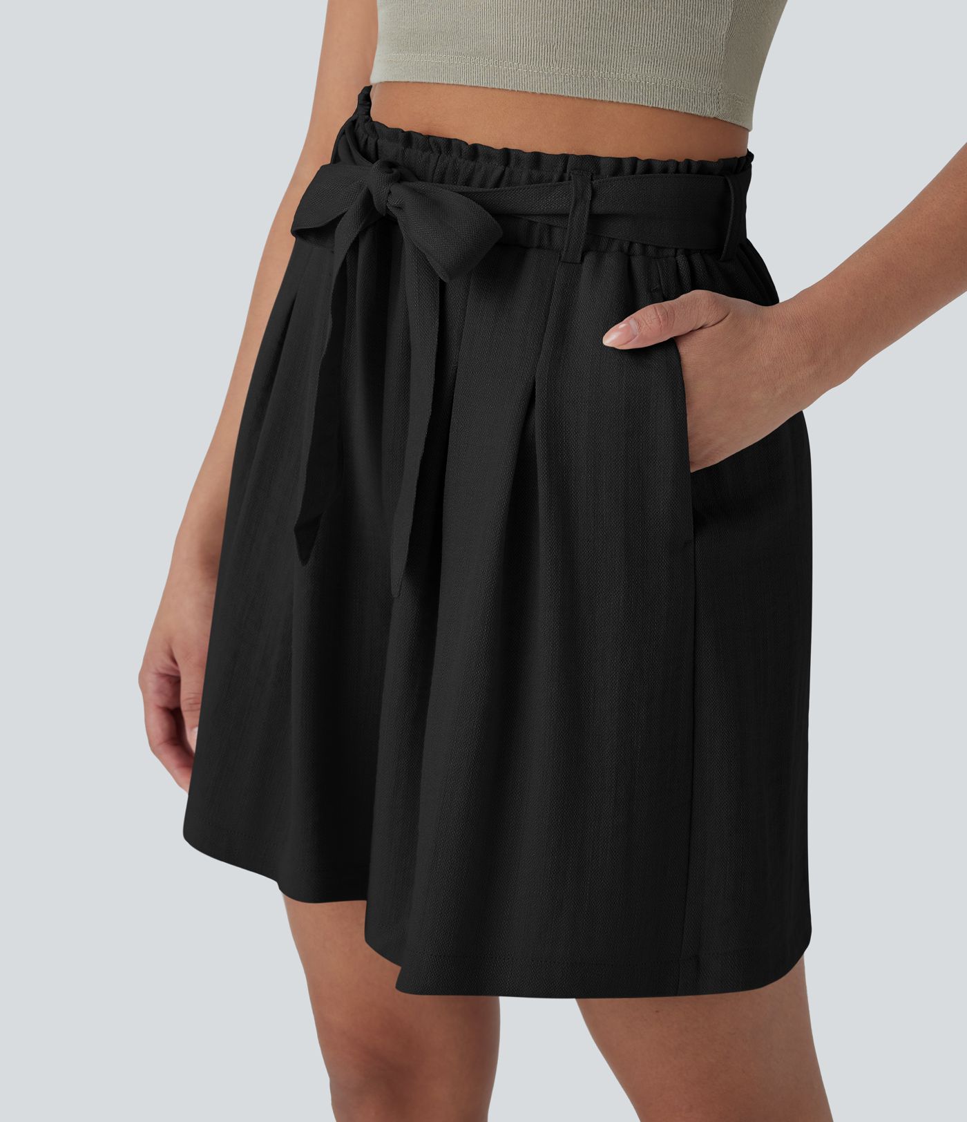 Casual Bermuda shorts with a linen feel, high waist, side pockets and belt