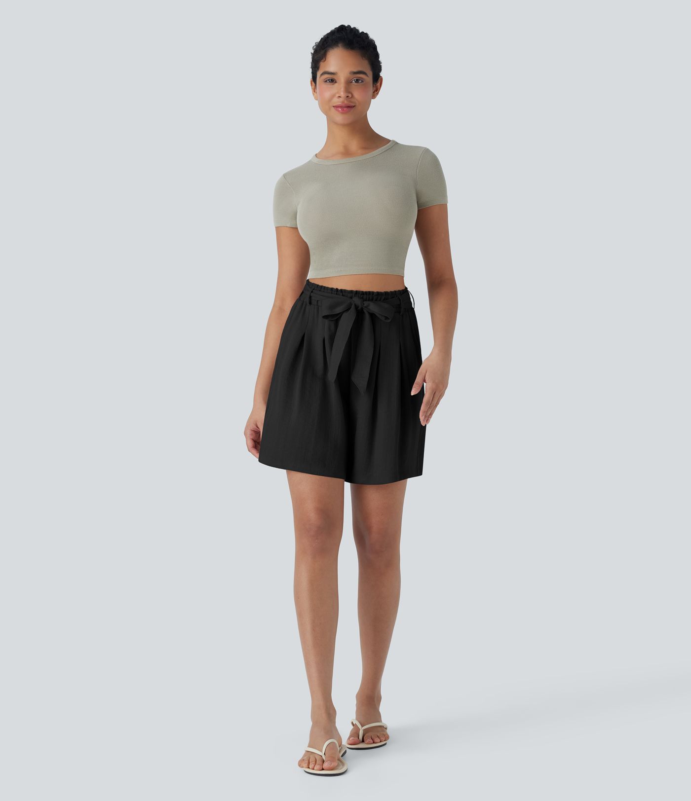 Casual Bermuda shorts with a linen feel, high waist, side pockets and belt