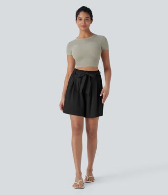 Casual Bermuda shorts with a linen feel, high waist, side pockets and belt