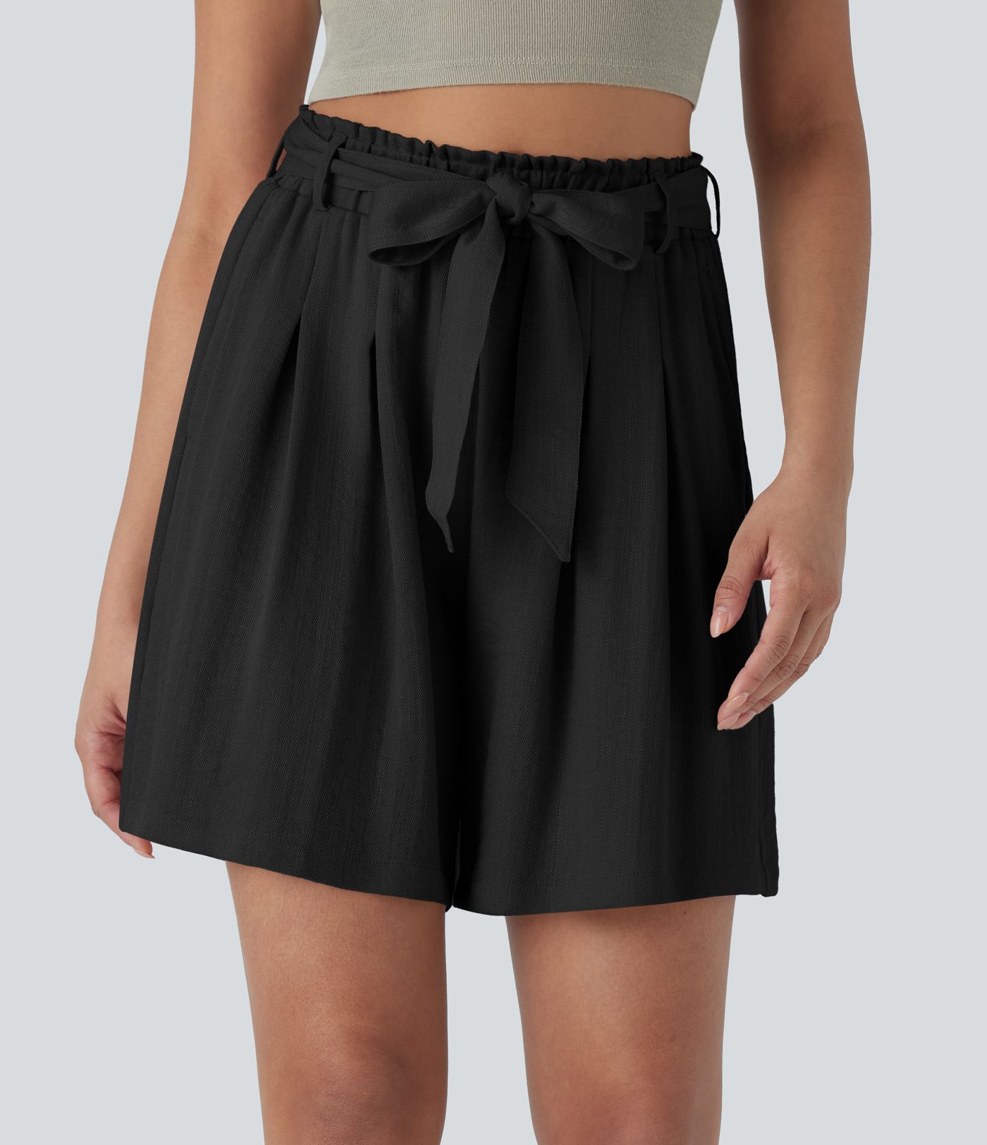 Casual Bermuda shorts with a linen feel, high waist, side pockets and belt