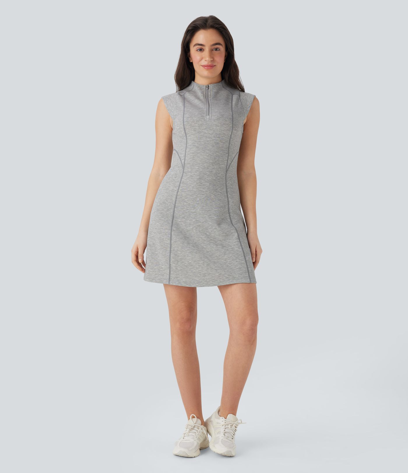 Vestido mini deportivo de tenis con cuello alto sin mangas y media cremallera con pespuntes 
