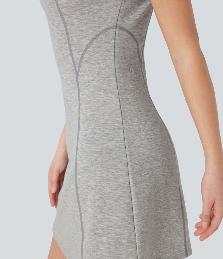 Vestido mini deportivo de tenis con cuello alto sin mangas y media cremallera con pespuntes 