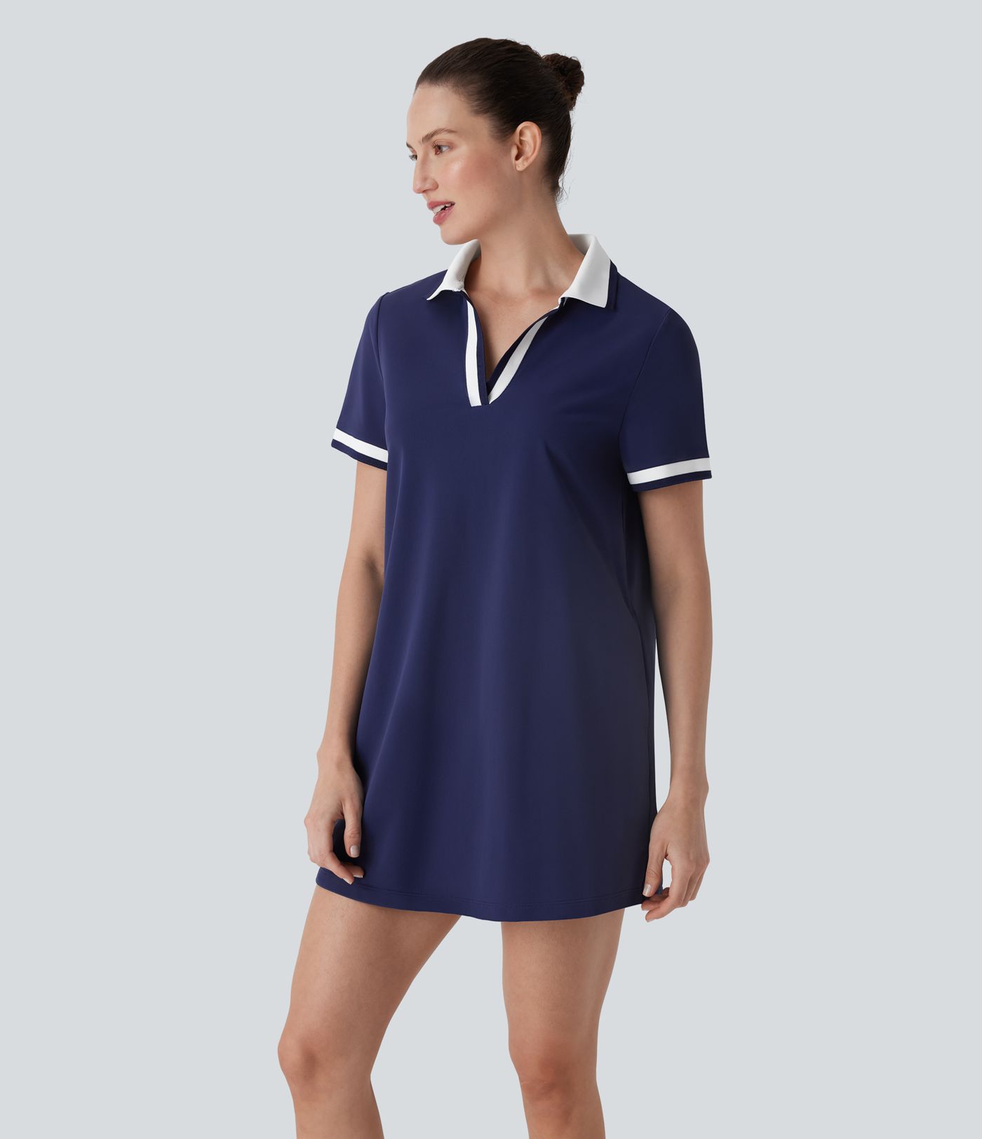 Polo-Minikleid mit V-Ausschnitt, Seitentaschen, kurzen Ärmeln und Cool-Touch