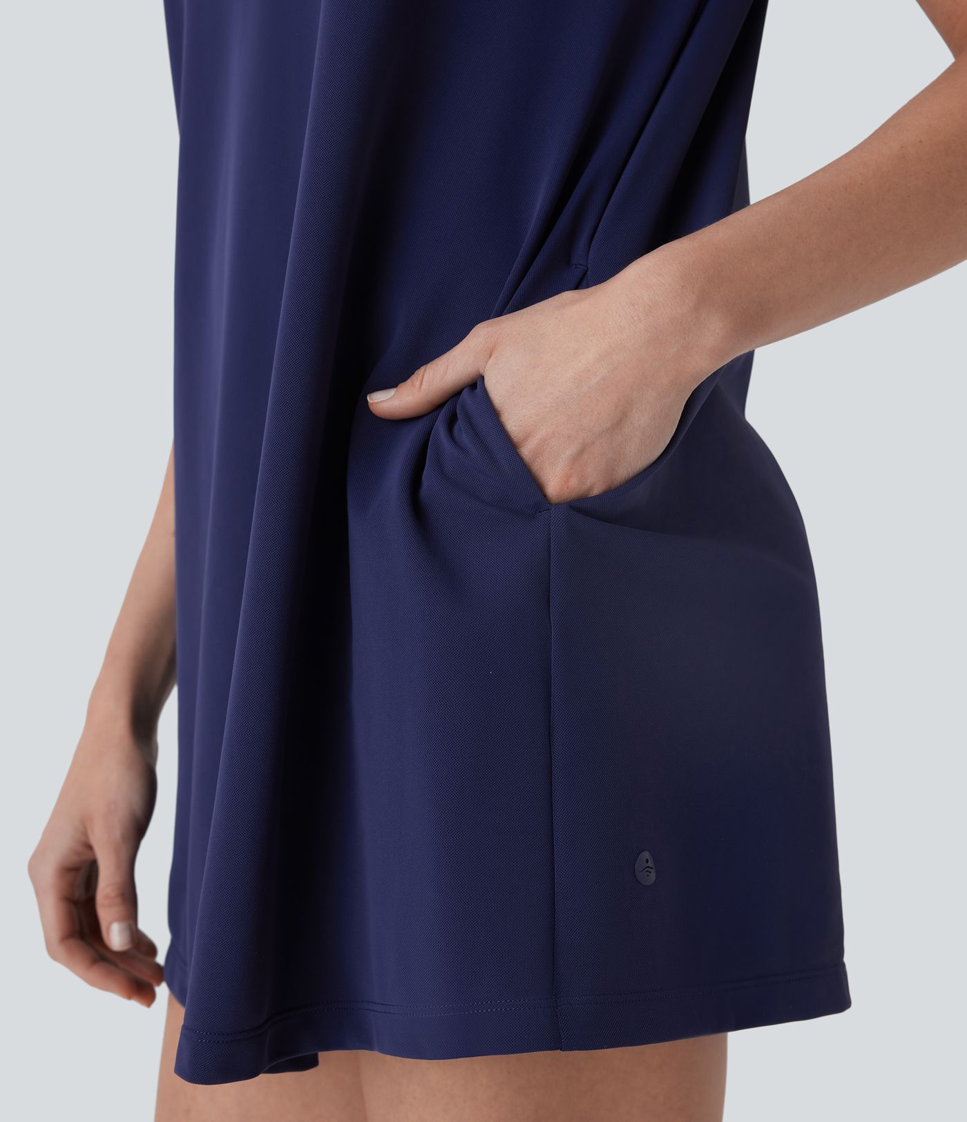 Polo-Minikleid mit V-Ausschnitt, Seitentaschen, kurzen Ärmeln und Cool-Touch