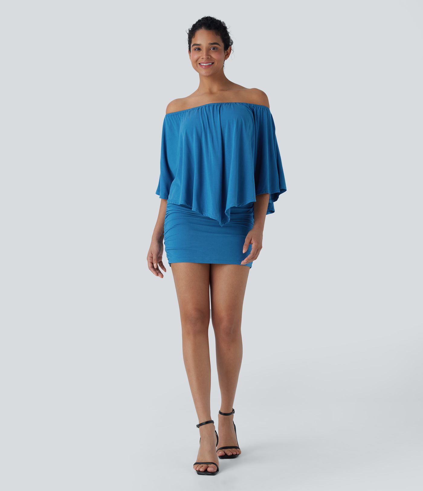 Robe décontractée mini moulante à épaules dénudées et ourlet à volants