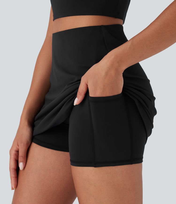 Conjunto de camiseta de tirantes fruncida con cuello cuadrado y falda de yoga 2 en 1 con moldeador de abdomen y bolsillo