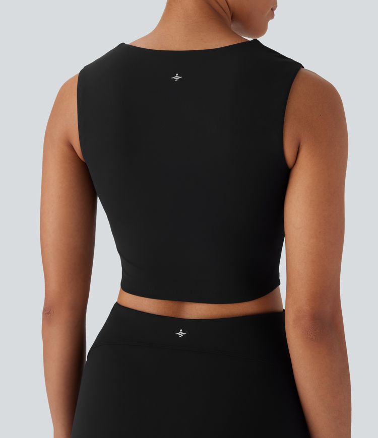 Conjunto de camiseta de tirantes fruncida con cuello cuadrado y falda de yoga 2 en 1 con moldeador de abdomen y bolsillo