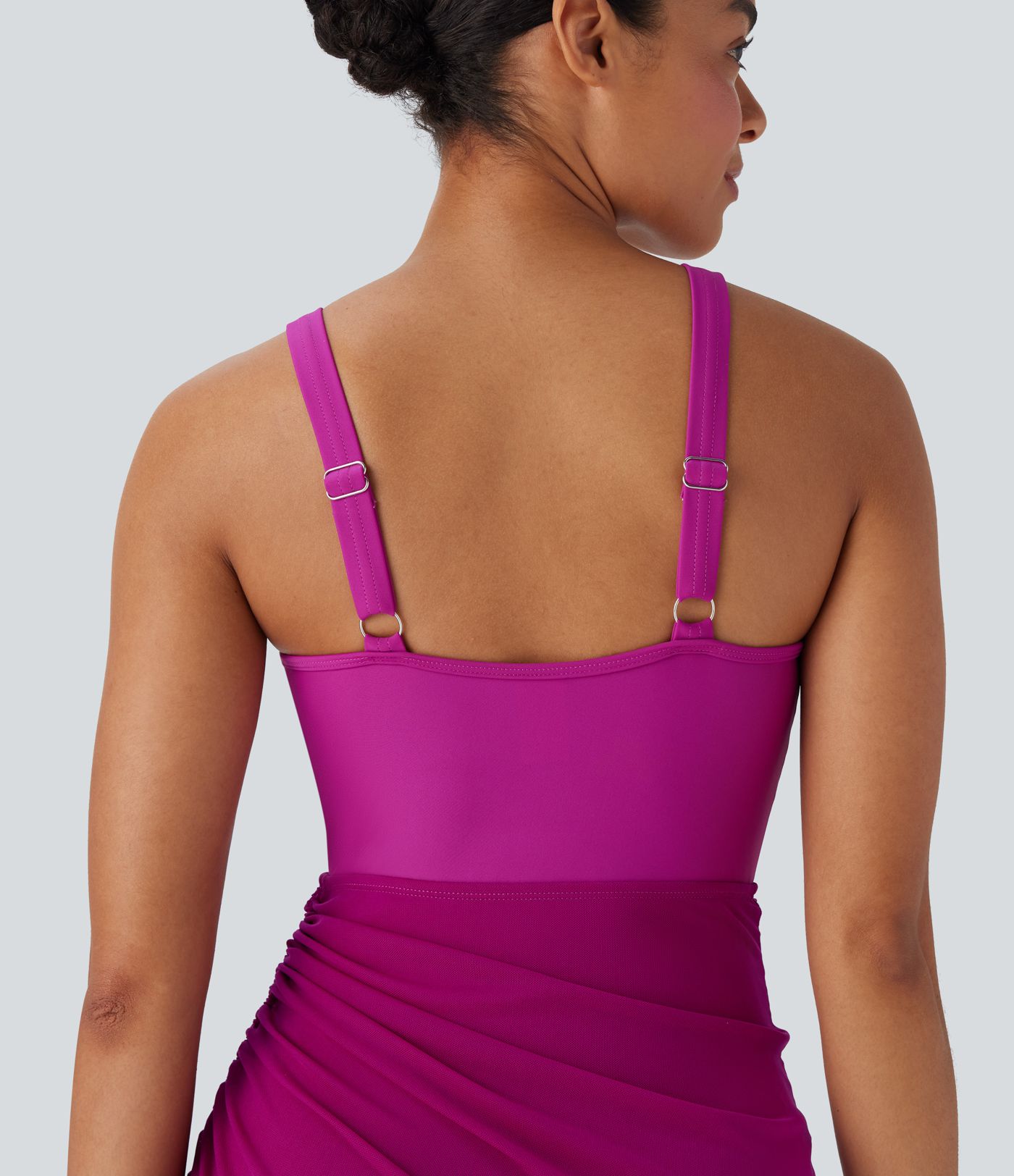 Rückenfreier Badeanzug mit verstellbaren Trägern und kontrastierendem Netzstoff und Kordelzug