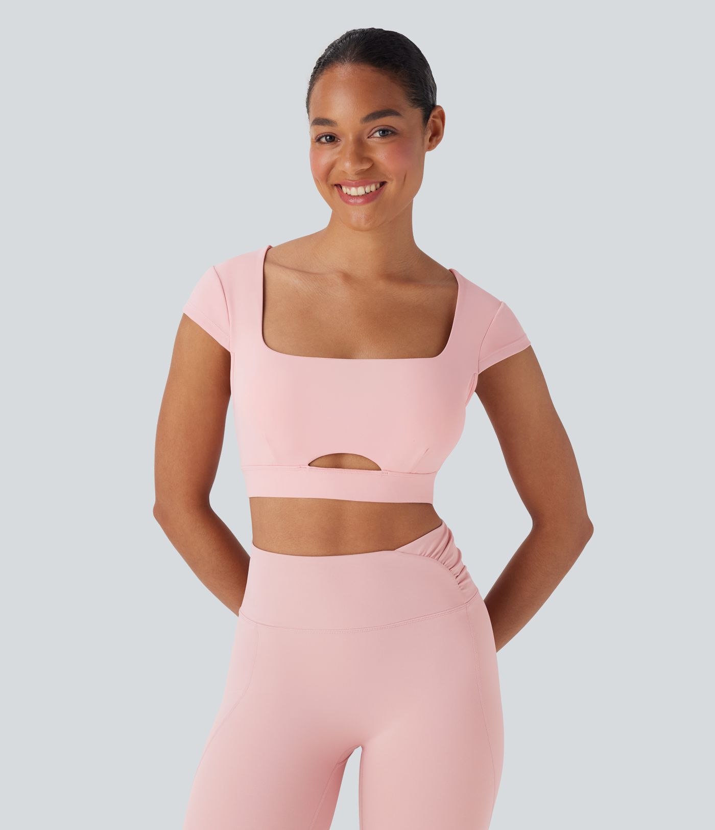 Top corto de yoga con escote cuadrado y manga corta