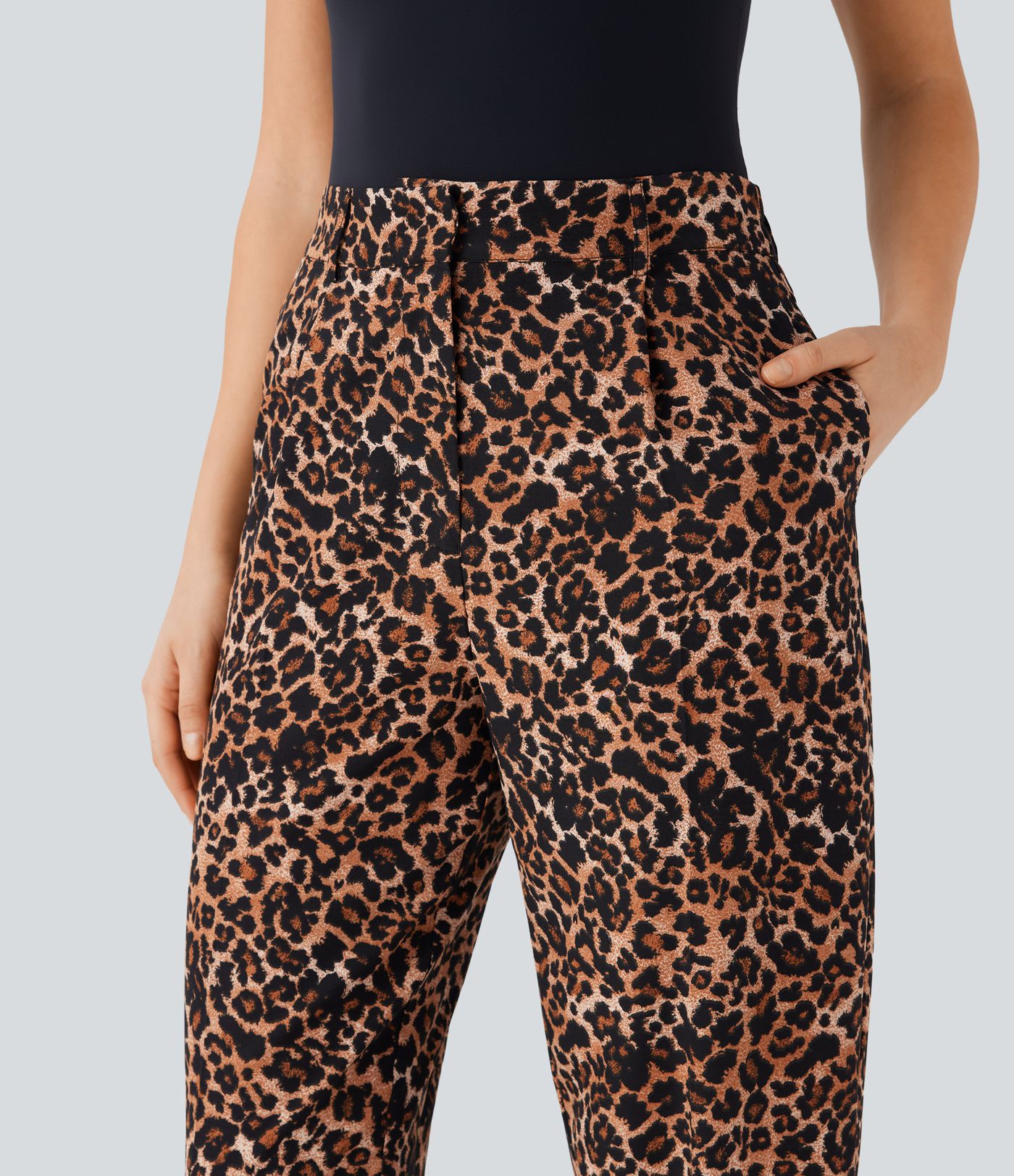 Háar, léopardamynstraðar, lauslegar buxur með vösum