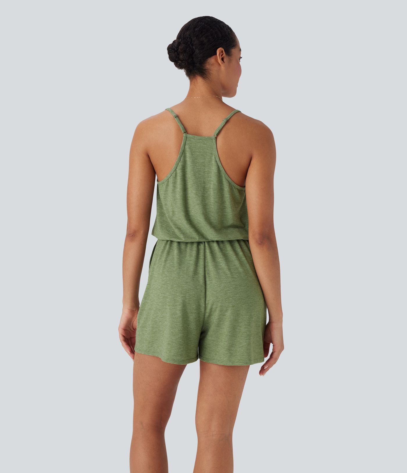 Leveälahkeinen Haalari Taskuilla