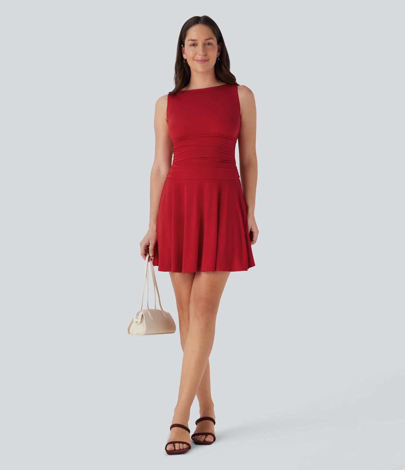 Vestido mini fluido cuello barco sin mangas fruncido