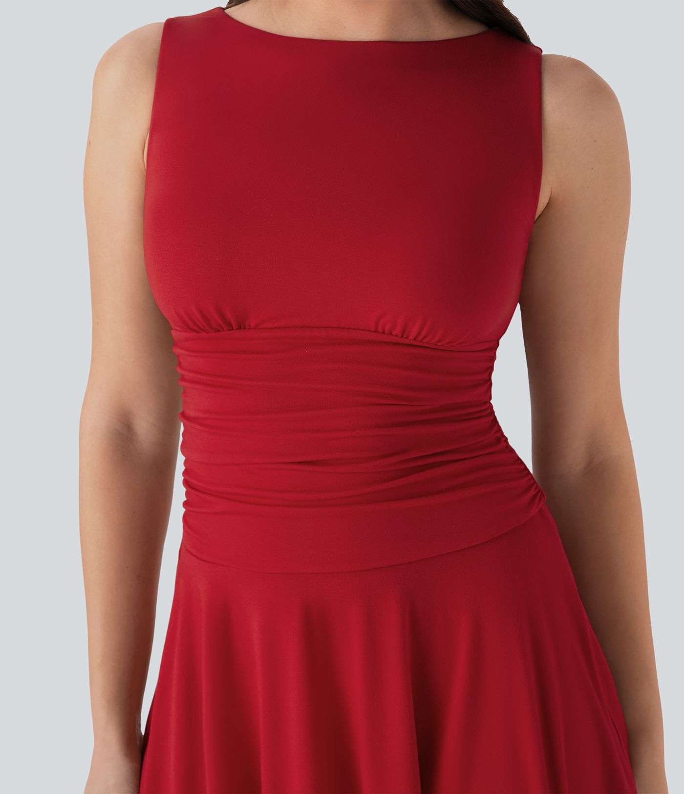 Vestido mini fluido cuello barco sin mangas fruncido