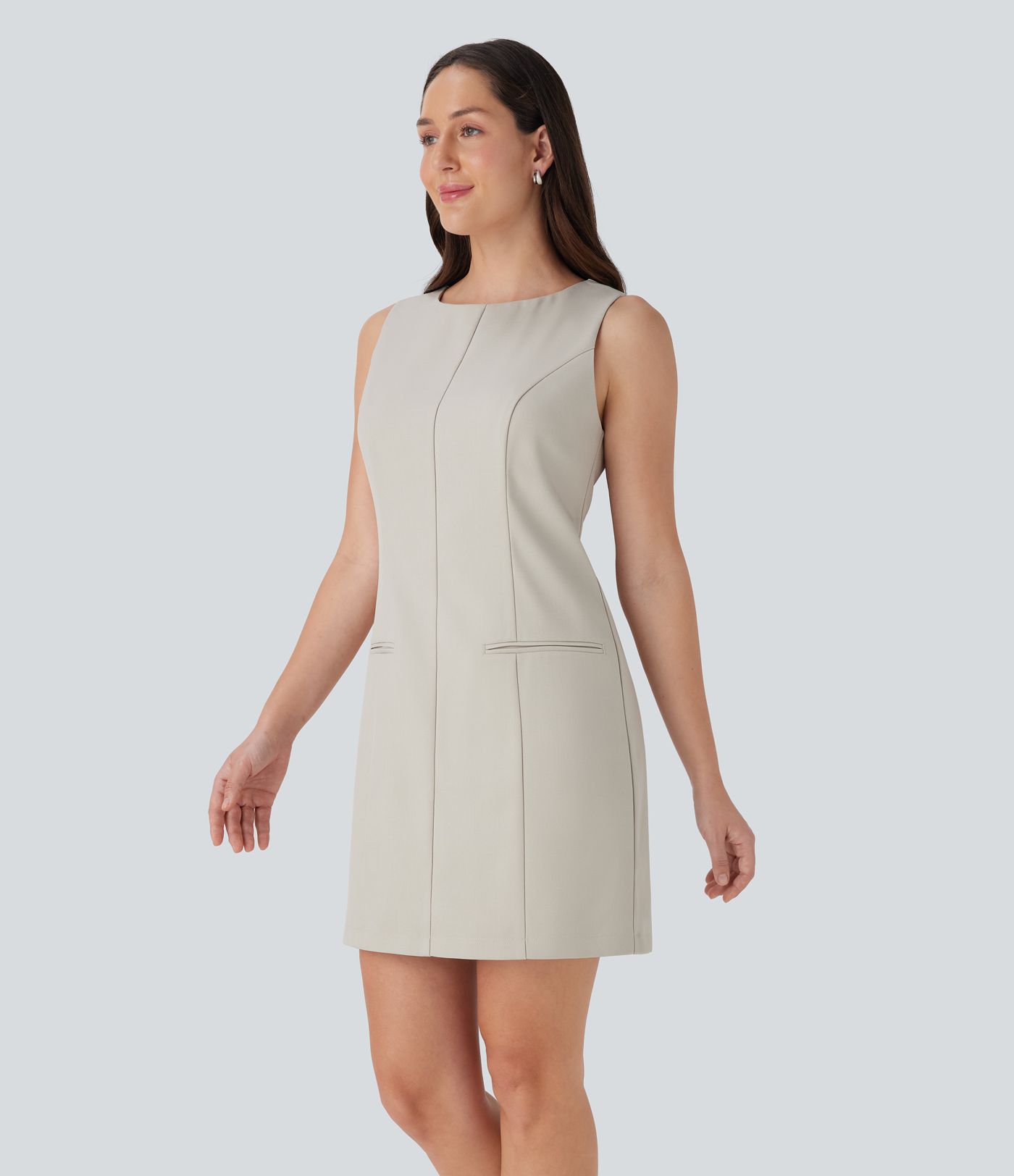 Vestido corto de oficina sin mancas con cuello barco, botones, cremallera invisible y bolsillos