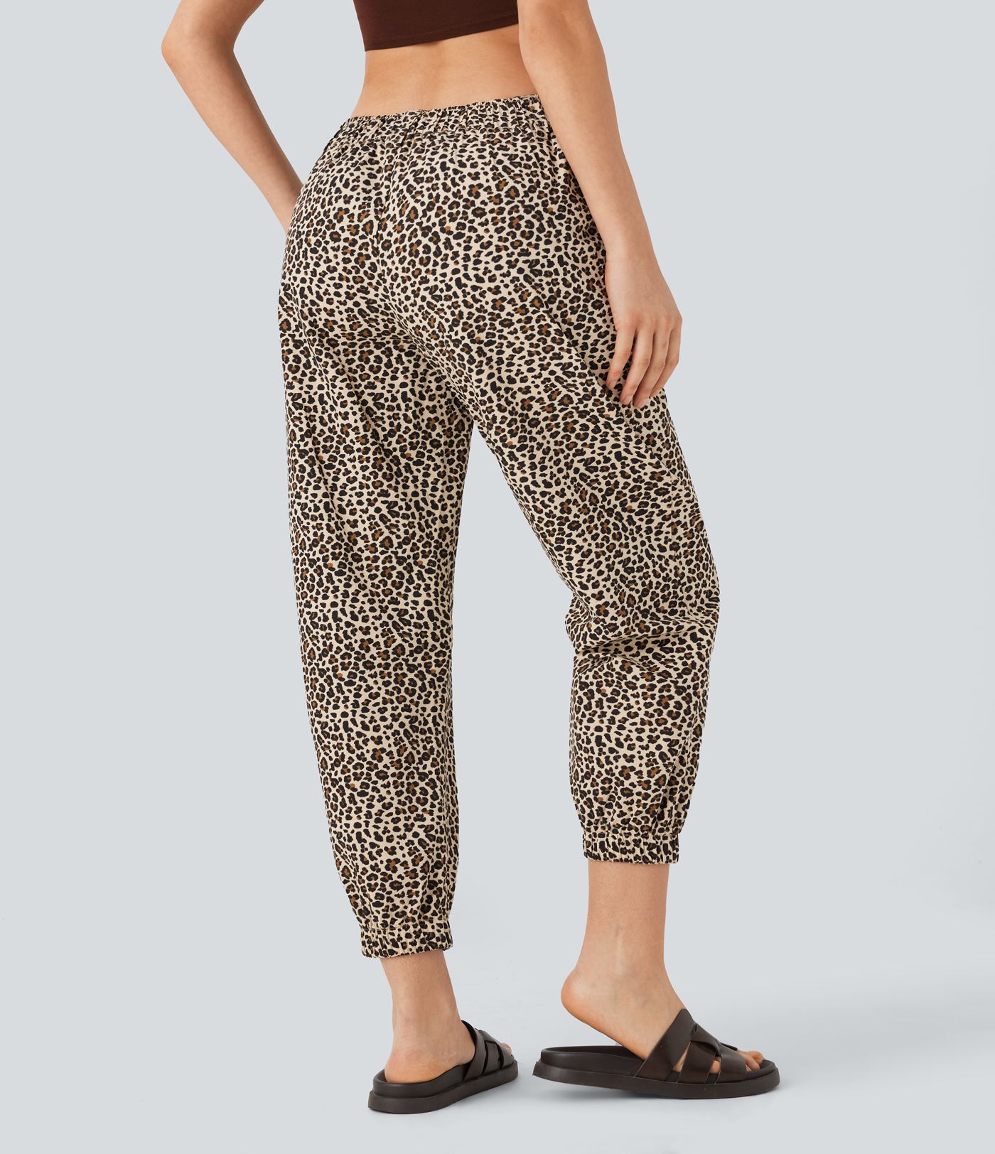 Lässige Baumwoll-Jogginghose mit mittelhohem Bund, Seitentaschen und Leopardenmuster