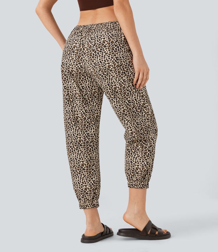 Lässige Baumwoll-Jogginghose mit mittelhohem Bund, Seitentaschen und Leopardenmuster