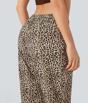 Lässige Baumwoll-Jogginghose mit mittelhohem Bund, Seitentaschen und Leopardenmuster