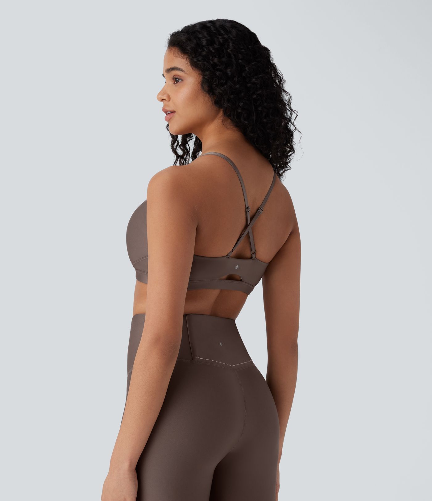 Glänzender Yoga-Sport-BH mit leichtem Support, überkreuzten Trägern und Cut-Out-Design - A-C Cups