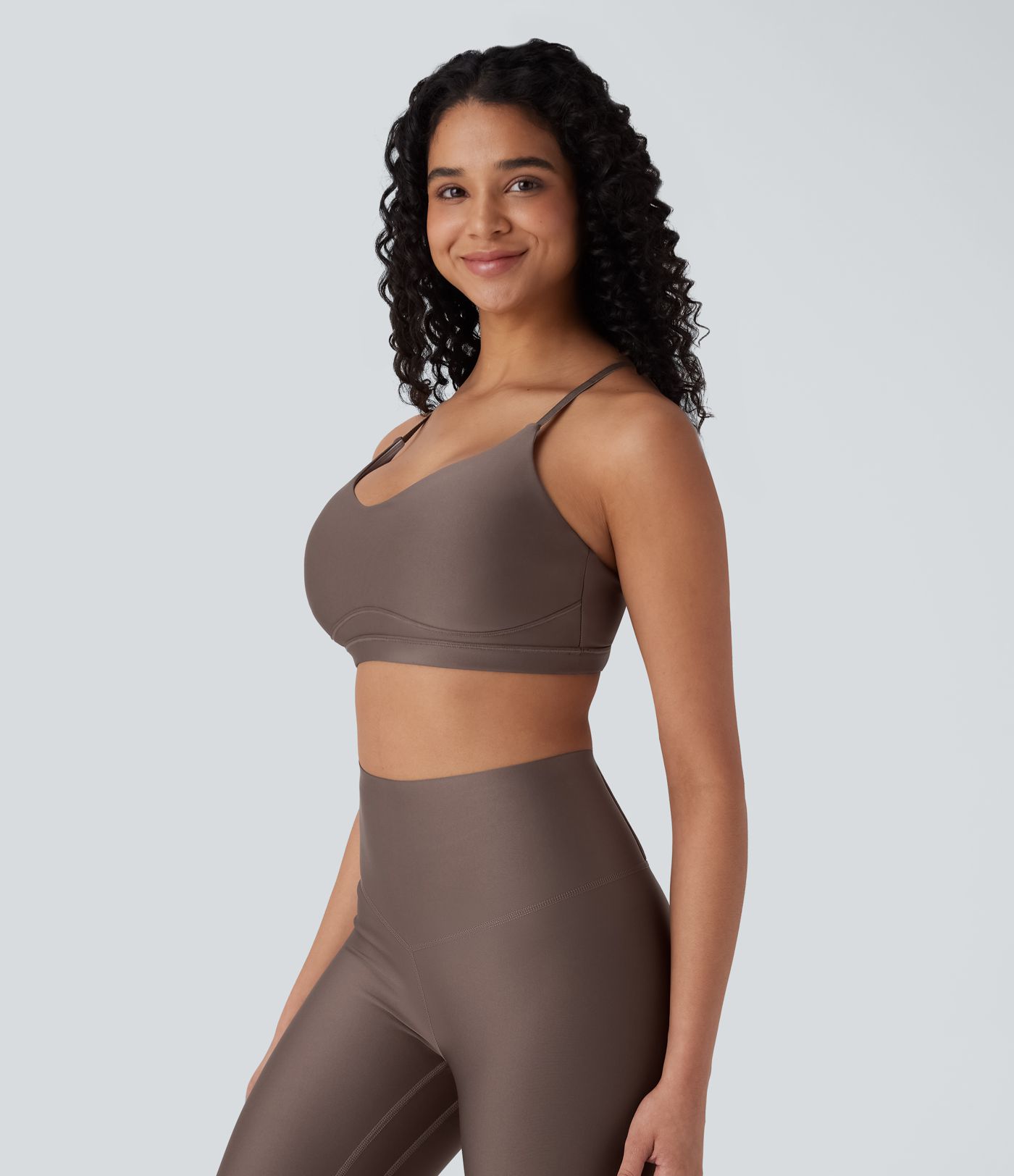 Glänzender Yoga-Sport-BH mit leichtem Support, überkreuzten Trägern und Cut-Out-Design - A-C Cups