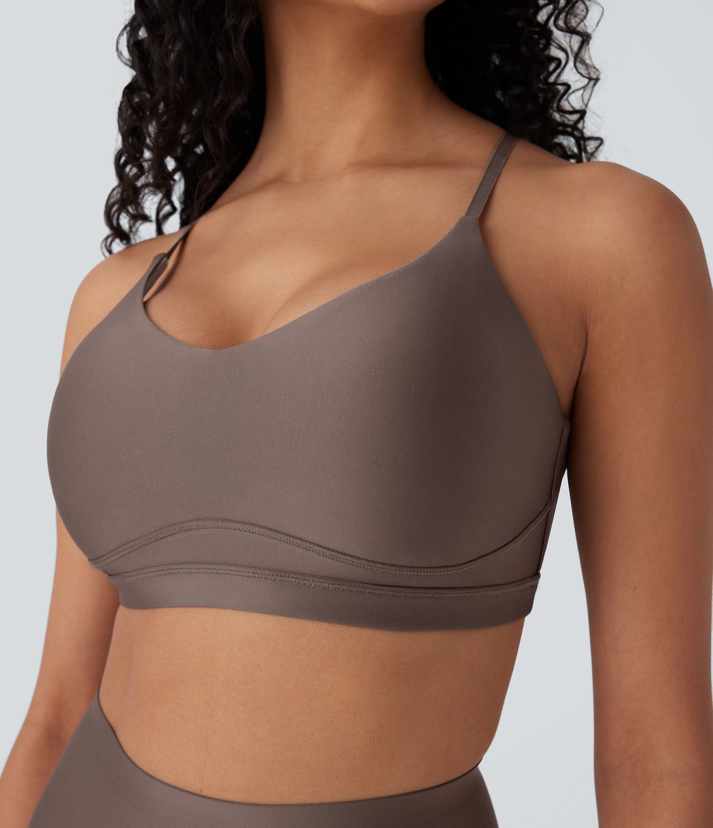 Glänzender Yoga-Sport-BH mit leichtem Support, überkreuzten Trägern und Cut-Out-Design - A-C Cups