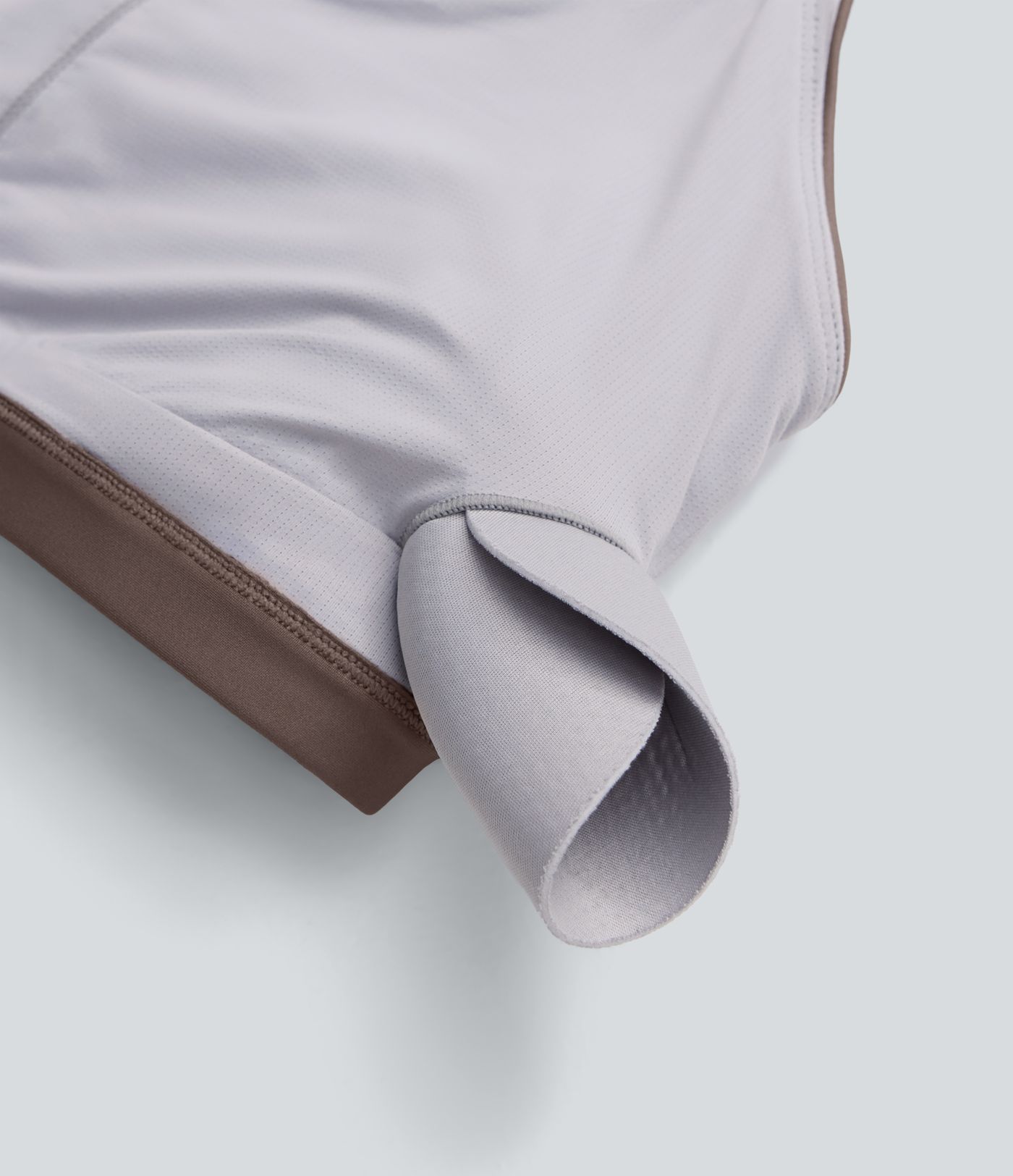 Glänzender Yoga-Sport-BH mit leichtem Support, überkreuzten Trägern und Cut-Out-Design - A-C Cups