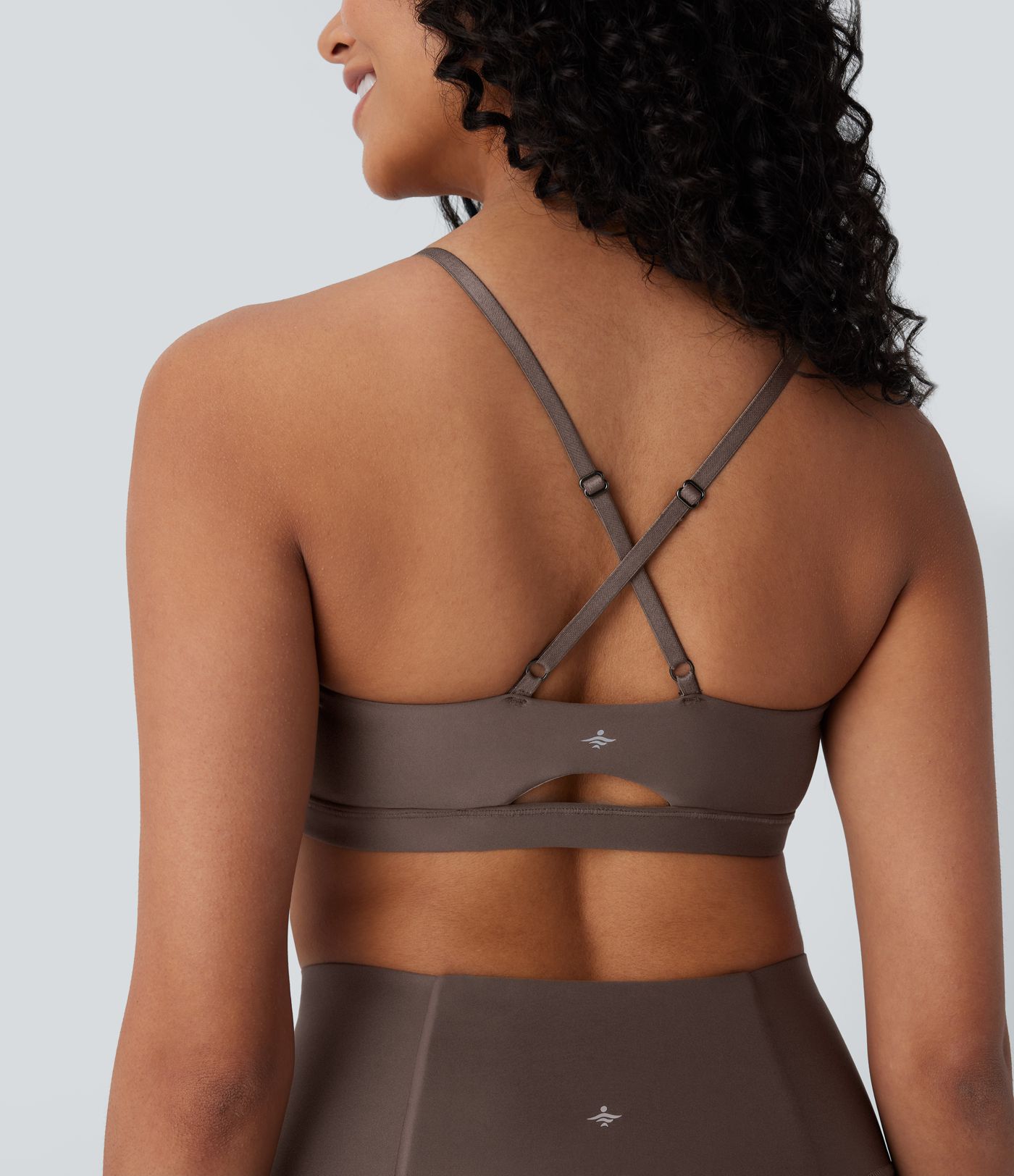 Glänzender Yoga-Sport-BH mit leichtem Support, überkreuzten Trägern und Cut-Out-Design - A-C Cups