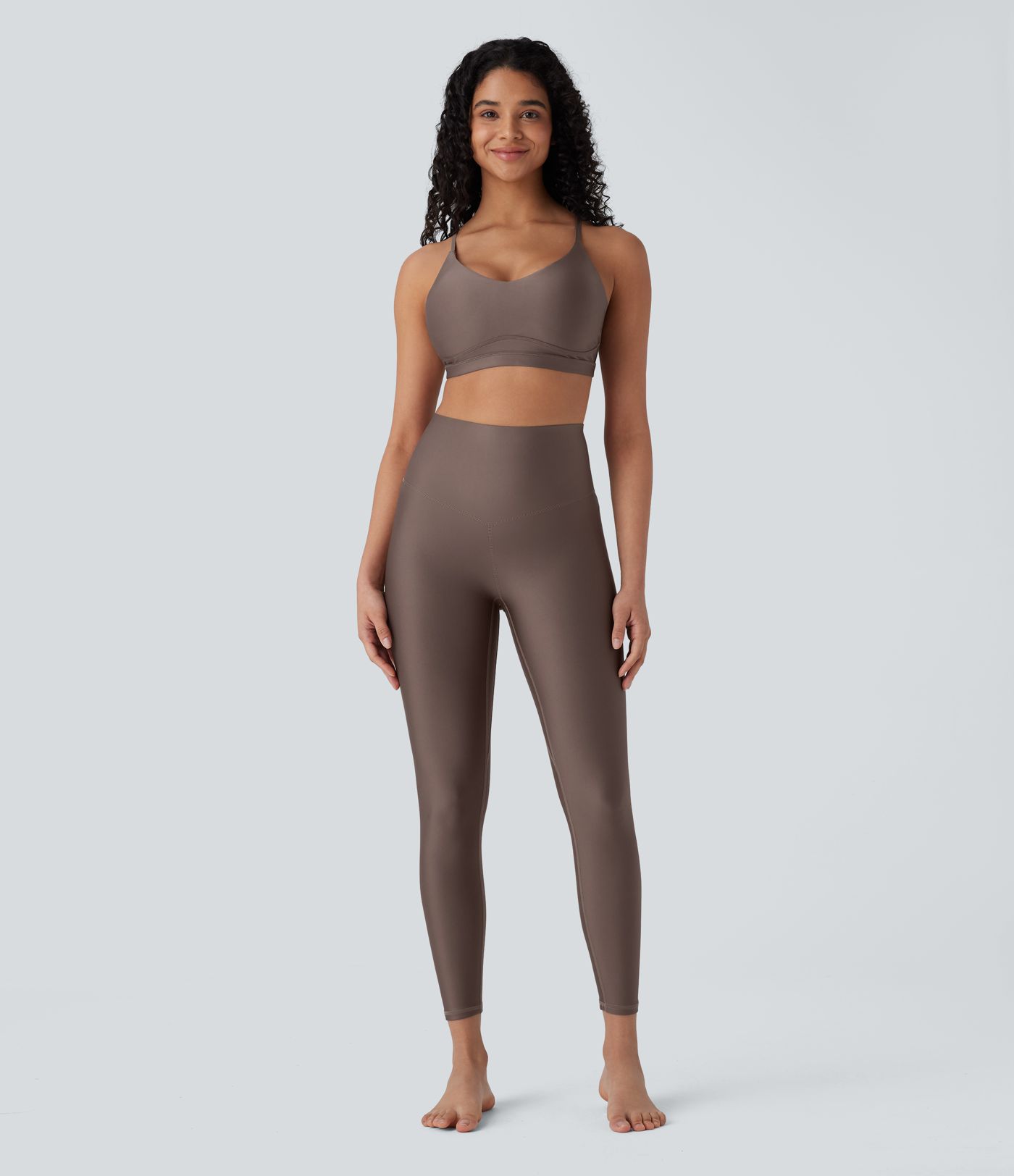 Glänzender Yoga-Sport-BH mit leichtem Support, überkreuzten Trägern und Cut-Out-Design - A-C Cups